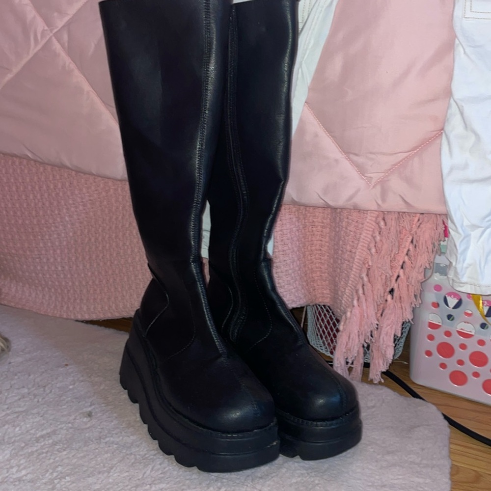 Platform black boots